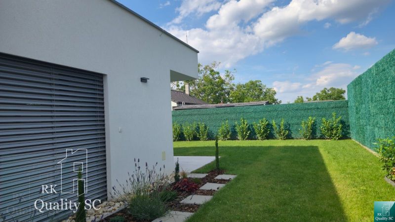 Okr. Senec - Tureň - NA PREDAJ nízkoenergetická novostavba - 4 izbový  - Záhrada Rodinného domu na Lichnerovej ulici v Senci s trávnikom a okrasnými rastlinami.