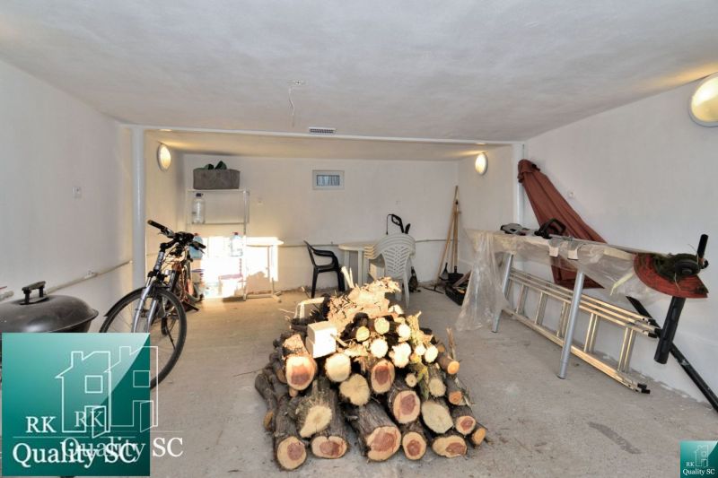 SENEC – SLNEČNÉ JAZERÁ JUH – NA PREDAJ - romantická rekreačná chata s  - Garáž v rodinnom dome s drevom, bicyklom a náradím.