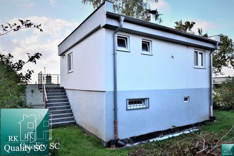 SENEC – SLNEČNÉ JAZERÁ JUH – NA PREDAJ - romantická rekreačná chata s  - Chata na SLNEČNÝCH JAZERÁCH JUH v Senci so schodmi a bielou fasádou.