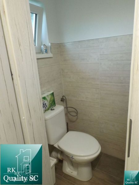 SENEC – SLNEČNÉ JAZERÁ JUH – NA PREDAJ - romantická rekreačná chata s  - Kúpeľňa v chate s WC, obdĺžnikovým oknom a obkladoch s dreveným dekorom.