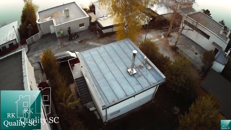 SENEC – SLNEČNÉ JAZERÁ JUH – NA PREDAJ - romantická rekreačná chata s  - Letecký pohľad na chaty na Slnečných jazerách juh v Senci pri vodnej ploche.