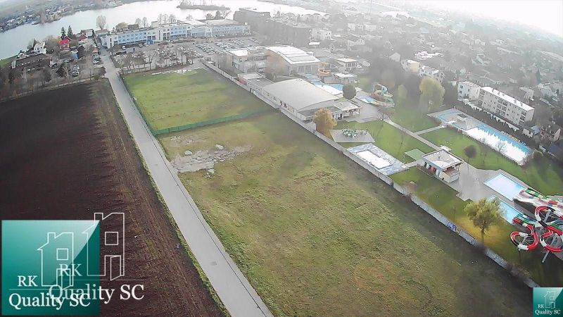 SENEC - NA PREDAJ stavebný pozemok pre šport a rekreáciu aj pre develo - Letecká snímka z oblasti Slnečných jazier SEVER v Senci ukazujúca Pozemky - bývanie.