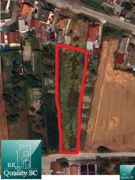 NA PREDAJ – JELKA okr. GALANTA - stavebný pozemok v dobrej lokalite v  - Letecký pohľad na pozemok na bývanie na Vrbovej ulici v Jelke.