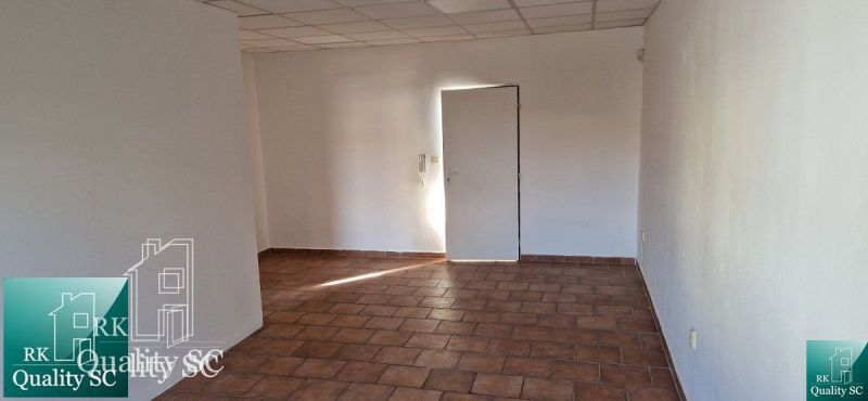NA PREDAJ – polyfunkčný objekt v úplnom centre mesta Senec - obchodný  - Interiér obchodných priestorov s podlahou z hnedých dlaždíc.