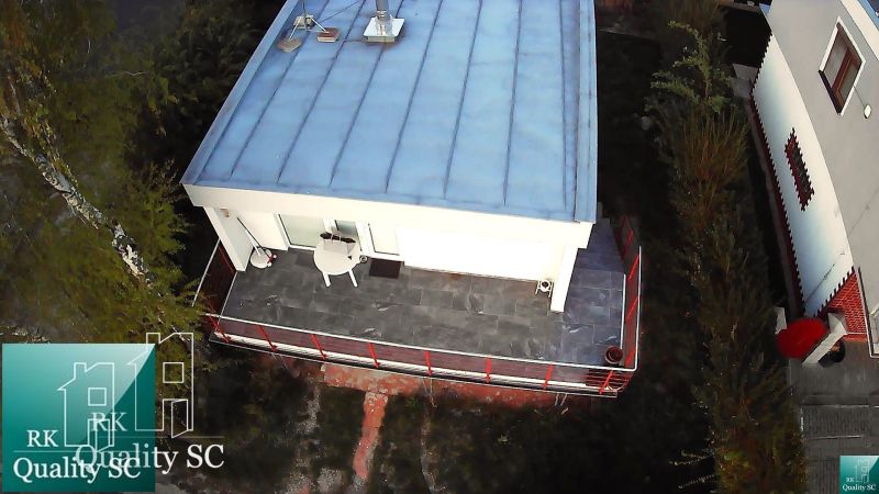 SENEC – SLNEČNÉ JAZERÁ JUH – NA PREDAJ - romantická rekreačná chata po - Chata v Senci na SLNEČNÉ JAZERÁ JUH s veľkou terasou a záhradou.