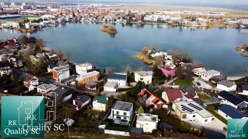 NOVÁ CENA - SENEC SLNEČNÉ JAZERÁ JUH – NA PREDAJ – novostavba rekreačn - Pohľad na rodinné domy pri Slnečných jazerách juh v Senci.
