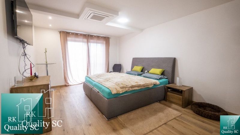 NOVÁ CENA - SENEC SLNEČNÉ JAZERÁ JUH – NA PREDAJ – novostavba rekreačn - Spálňa v rodinnom dome s posteľou a podlahou s dreveným dekorom.