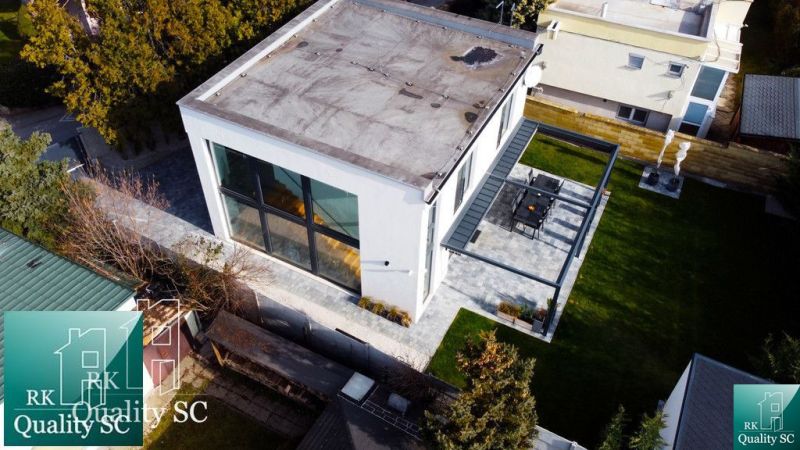 NOVÁ CENA - SENEC SLNEČNÉ JAZERÁ JUH – NA PREDAJ – novostavba rekreačn - Rodinný dom v Senci na Slnečných jazerách juh s veľkými presklenými oknami a terasou.
