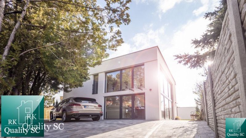 STÁLE NOVÁ CENA - SENEC SLNEČNÉ JAZERÁ JUH – NA PREDAJ – novostavba re - Rodinný dom na ulici Slnečné jazerá juh v Senci s autom na dláždenej ploche.