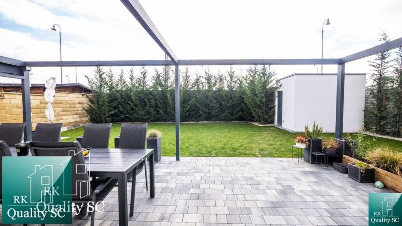 STÁLE NOVÁ CENA - SENEC SLNEČNÉ JAZERÁ JUH – NA PREDAJ – novostavba re - Terasa rodinného domu na Slnečných jazerách juh v Senci s trávnikom a záhradným sedením.