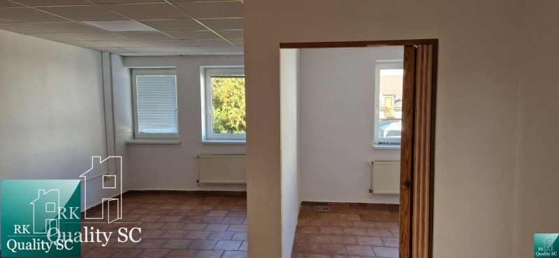 NA PREDAJ – polyfunkčný objekt v úplnom centre mesta Senec - obchodný  - Dve miestnosti v rodinnom dome s dlažbou a bielymi stenami.