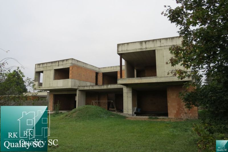 NOVÁ CENA - okr. SENEC - KRÁĽOVÁ PRI SENCI – NA PREDAJ – PRE NÁROČNÝCH - Nedostavaný rodinný dom na Kráľovej pri Senci - Záhumenská v Senci, obklopený zeleňou.