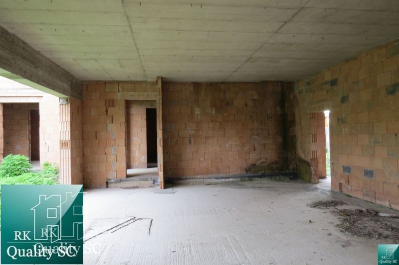 NOVÁ CENA - okr. SENEC - KRÁĽOVÁ PRI SENCI – NA PREDAJ – PRE NÁROČNÝCH - Nedokončený interiér v rodinnom dome s odhalenými tehlovými stenami a betónovým stropom.