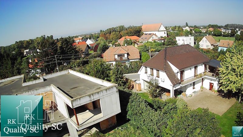 NOVÁ CENA - okr. SENEC - KRÁĽOVÁ PRI SENCI – NA PREDAJ – PRE NÁROČNÝCH - Letecký pohľad na rodinný dom v Kráľovej pri Senci na Záhumenskej ulici.