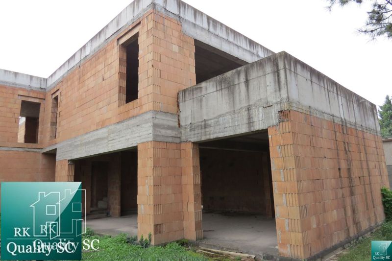 NOVÁ CENA - okr. SENEC - KRÁĽOVÁ PRI SENCI – NA PREDAJ – PRE NÁROČNÝCH - Nedokončená stavba rodinného domu z tehál na ulici Kráľová pri Senci - Záhumenská v Senci.