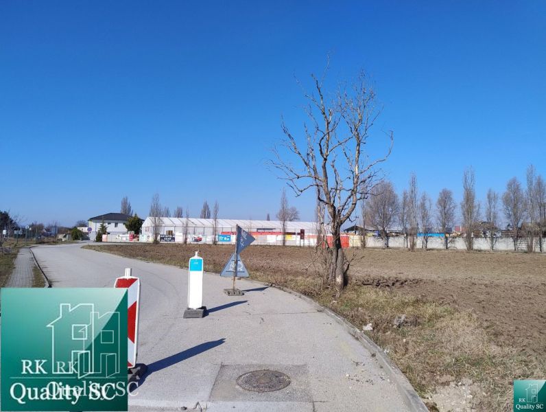 SENEC - NA PREDAJ stavebný pozemok pre šport a rekreáciu - pre develop - Pozemky - bývanie na Slnečných jazerách sever v Senci s otvorenou krajinou a stromami.