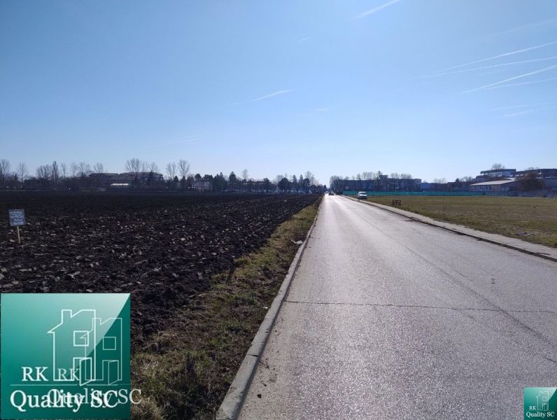 SENEC - NA PREDAJ stavebný pozemok pre šport a rekreáciu - pre develop - Pozemky - bývanie na Slnečných jazerách sever v Senci s otvorenou cestou a poľom.