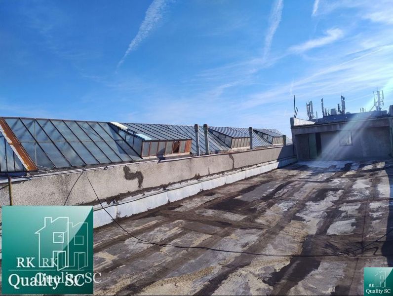 BRATISLAVA III. - RAČA - NA PREDAJ - priemyselný objekt s polyfunkčnou - Strecha obchodných priestorov na Staviteľskej ulici v Bratislave III s presklenými prvkami.