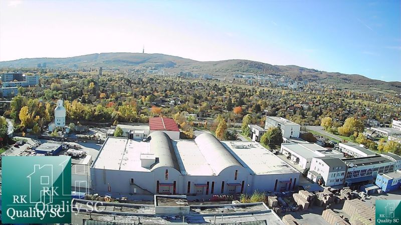 BRATISLAVA III. - RAČA - NA PREDAJ - priemyselný objekt s polyfunkčnou - Výhľad na priemyselnú zónu v Bratislave III, Staviteľská, obklopenú zeleňou a kopcami.