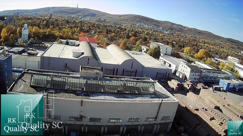 BRATISLAVA III. - RAČA - NA PREDAJ - priemyselný objekt s polyfunkčnou - Letecký pohľad na priemyselné budovy a okolitú krajinu v Bratislava III, Staviteľská.