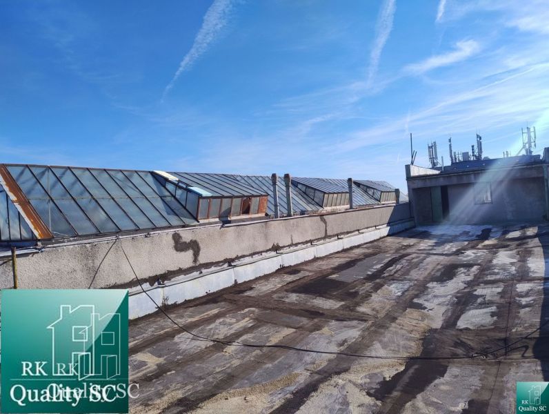 BRATISLAVA III. - RAČA - NA PREDAJ - priemyselný objekt s polyfunkčnou - Strecha výrobných priestorov na Staviteľskej ulici, Bratislava III, s presklenou strechou.