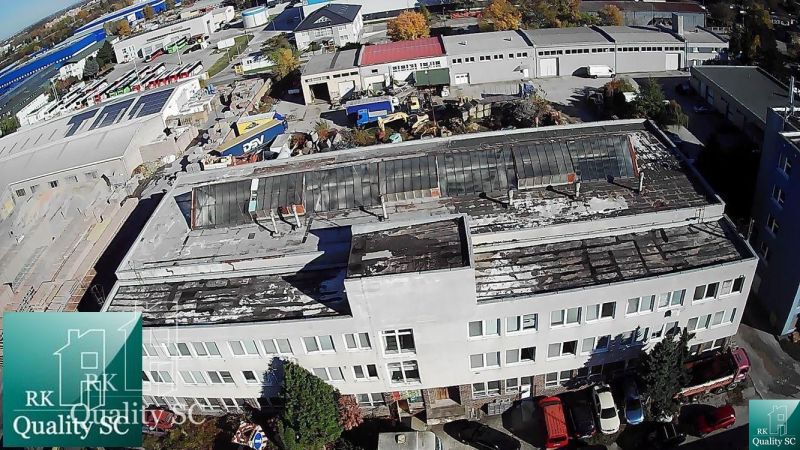 BRATISLAVA III. - RAČA - NA PREDAJ - priemyselný objekt s polyfunkčnou - Výrobné priestory na Staviteľskej ulici v Bratislave III s priemyselnými budovami v pozadí.