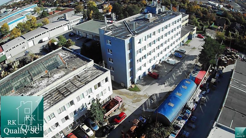 NA PREDAJ – skladový objekt s ubytovňou a kanceláriami v Bratislave II - Pohľad na sklady a haly na Staviteľskej ulici v Bratislave III s okolitou zástavbou.