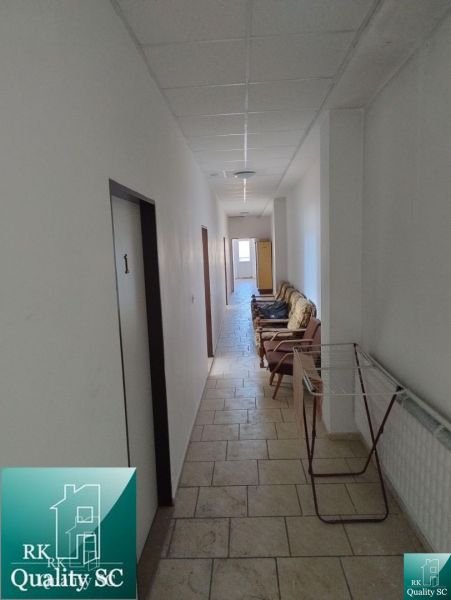 NA PREDAJ – skladový objekt s ubytovňou a kanceláriami v Bratislave II - Chodba so stoličkami v priestoroch Sklady a haly, s prístupom k miestnostiam.