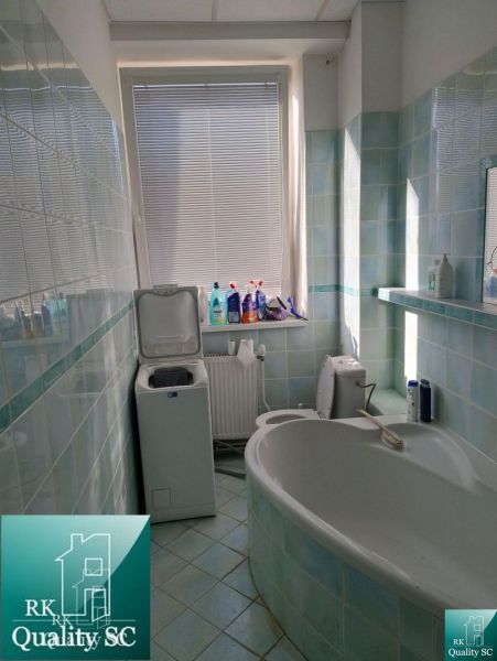 NA PREDAJ – skladový objekt s ubytovňou a kanceláriami v Bratislave II - Kúpeľňa s vaňou, práčkou a čistiacimi prostriedkami vo vnútorných skladoch a halách.