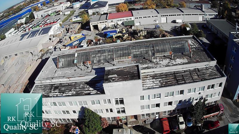 NA PREDAJ – skladový objekt s ubytovňou a kanceláriami v Bratislave II - Výrobné priestory na Staviteľskej v Bratislave III s rôznymi budovami a vozidlami okolo.