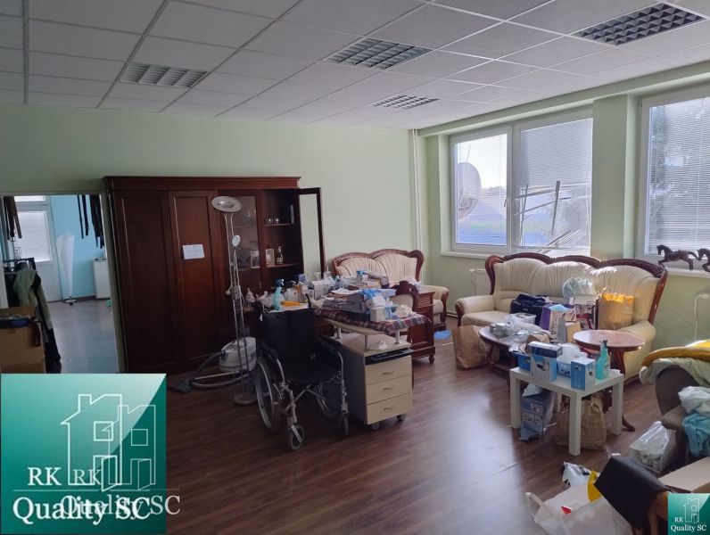 NA PREDAJ – skladový objekt s ubytovňou a kanceláriami v Bratislave II - Interiér skladov a hál s podlahou s dreveným dekorom, skriňou a zdravotníckymi pomôckami.