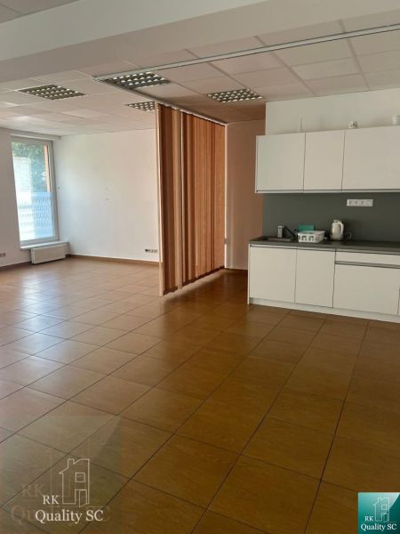 NA PRENÁJOM – KANCELÁRSKY PRIESTOR v centre na pešej zóne - Kancelárie s kuchynkou, podlaha s dreveným dekorom, rozdelené posuvnou stenou.
