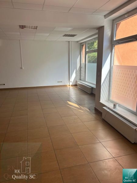 NA PRENÁJOM – KANCELÁRSKY PRIESTOR v centre na pešej zóne - Svetlá kancelária s veľkými oknami, dlažba s dreveným dekorom.