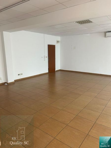 NA PRENÁJOM – KANCELÁRSKY PRIESTOR v centre na pešej zóne - Prázdna kancelária s keramickou podlahou a bielymi stenami.