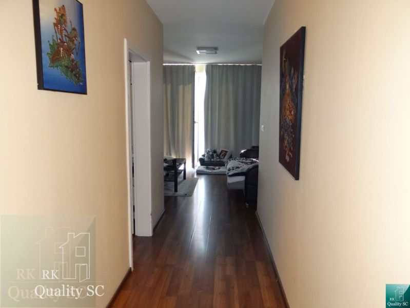 REZERVOVANÉ - 2 izbový veľký celoročne obývateľný apartmán s terasou,  - Chodba s podlahou s dreveným dekorom, vedie do obývačky v 2-izbovom byte.