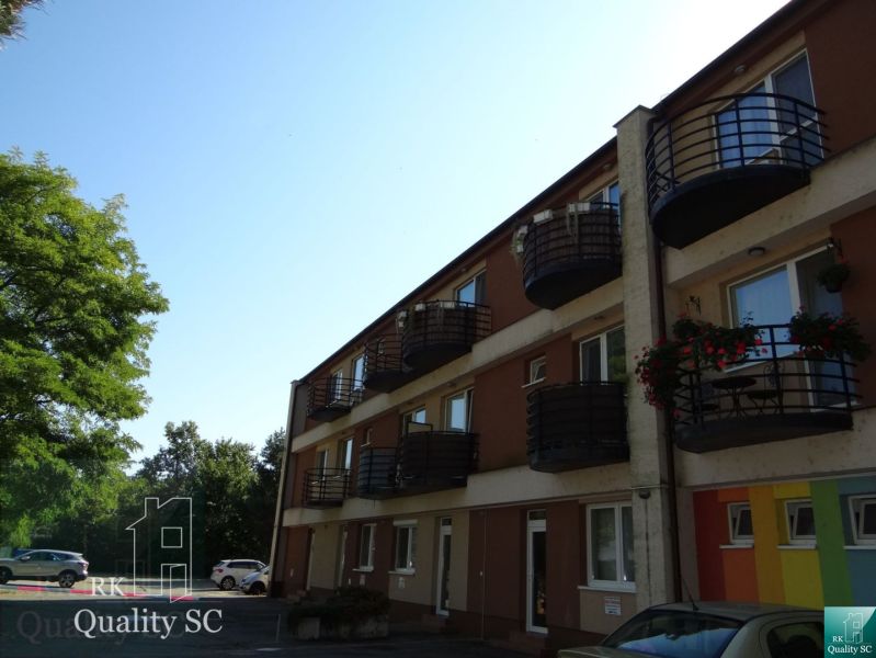 REZERVOVANÉ - 2 izbový veľký celoročne obývateľný apartmán s terasou,  - Bytový dom s balkónmi na Slnečných jazerách v Senci ponúka 2-izbový byt.