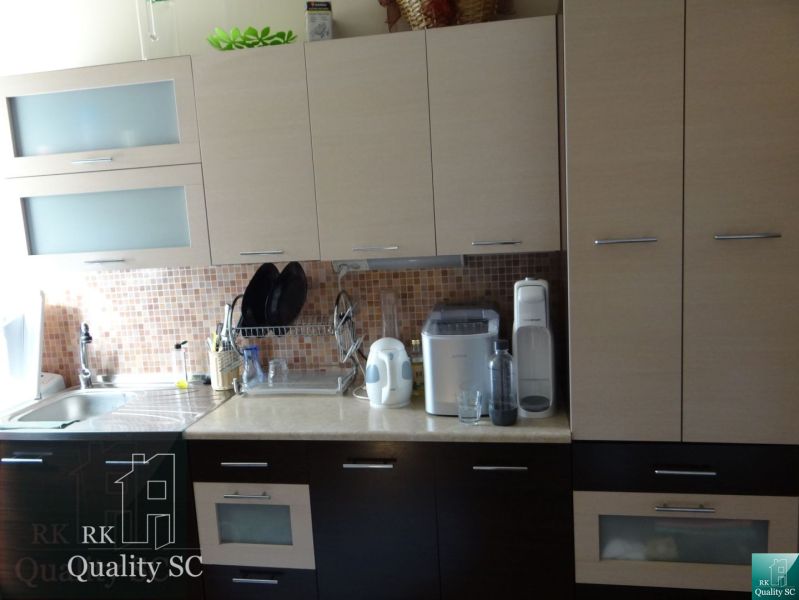 REZERVOVANÉ - 2 izbový veľký celoročne obývateľný apartmán s terasou,  - Kuchyňa v 2-izbovom byte s kuchynskou linkou a mozaikovými obkladmi.