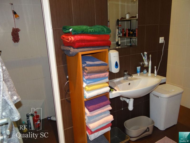 REZERVOVANÉ - 2 izbový veľký celoročne obývateľný apartmán s terasou,  - Kúpeľňa 2-izbového bytu s umývadlom, regálom na uteráky a košom na prádlo.