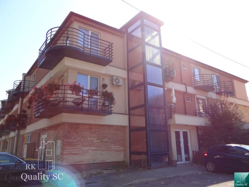 REZERVOVANÉ - 2 izbový veľký celoročne obývateľný apartmán s terasou,  - Bytový dom v lokalite Slnečné jazerá v meste Senec, obsahujúci viaceré 2-izbové byty.