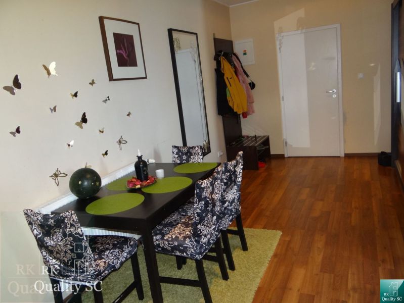 REZERVOVANÉ - 2 izbový veľký celoročne obývateľný apartmán s terasou,  - Jedáleň v 2-izbovom byte s podlahou s dreveným dekorom a dekoráciami na stene.