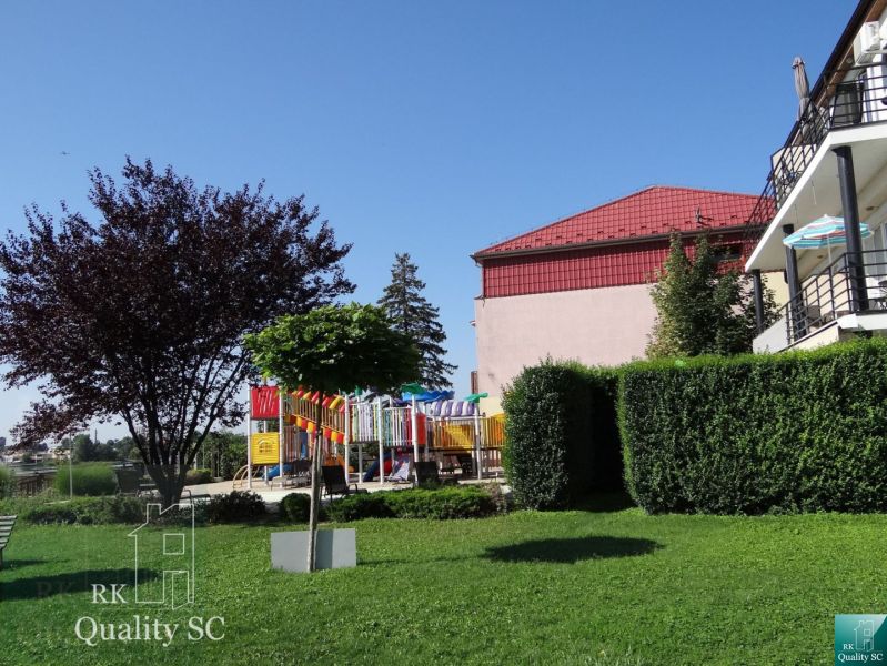 REZERVOVANÉ - 2 izbový veľký celoročne obývateľný apartmán s terasou,  - Detské ihrisko a zeleň v blízkosti 2-izbového bytu na Slnečných jazerách v Senci.