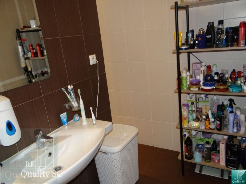 REZERVOVANÉ - 2 izbový veľký celoročne obývateľný apartmán s terasou,  - Kúpeľňa v 2-izbovom byte s policou plnou kozmetiky a umývadlom.