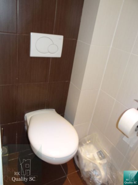 REZERVOVANÉ - 2 izbový veľký celoročne obývateľný apartmán s terasou,  - Kúpeľňa so závesným WC v 2-izbovom byte, obložená tmavohnedými a béžovými obkladmi.
