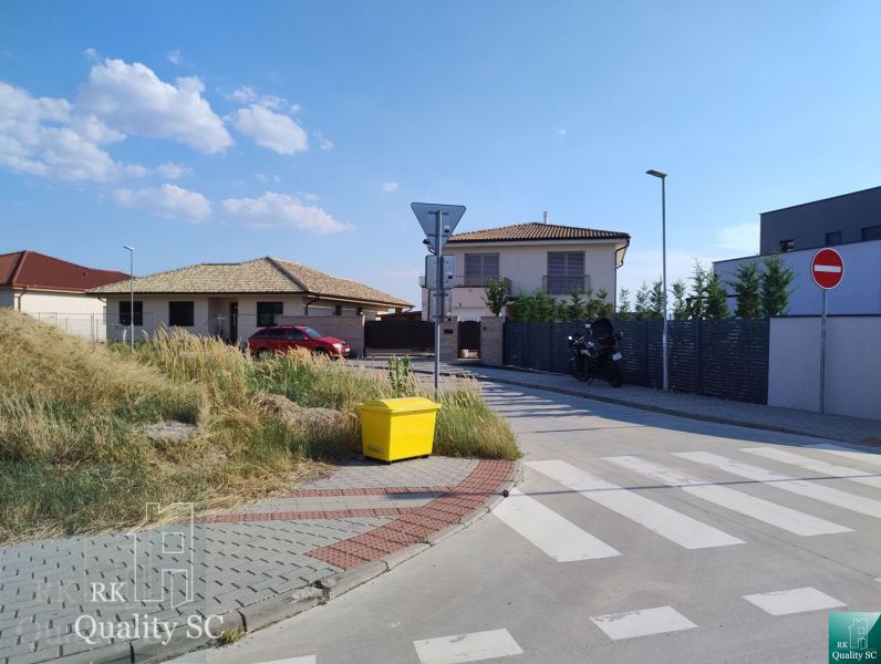 SENEC - NA PREDAJ exkluzívny stavebný pozemok pre rodinné domy - JUŽNÁ - Exteriér v Senci pre Pozemky - bývanie, ukazuje ulicu s rodinnými domami.