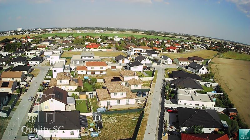 SENEC - NA PREDAJ exkluzívny stavebný pozemok pre rodinné domy - JUŽNÁ - Letecký pohľad na pozemky určené na bývanie v Senci s modernými domami.