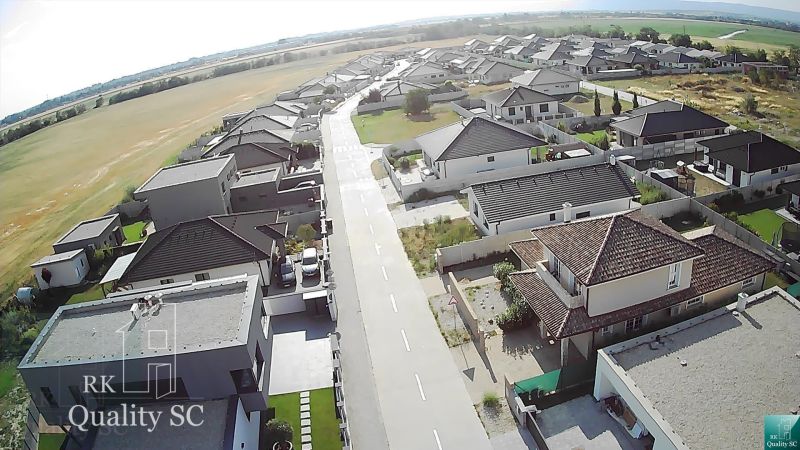 SENEC - NA PREDAJ exkluzívny stavebný pozemok pre rodinné domy - JUŽNÁ - Letecký pohľad na rezidenčnú štvrť a okolité pozemky na bývanie v Senci.