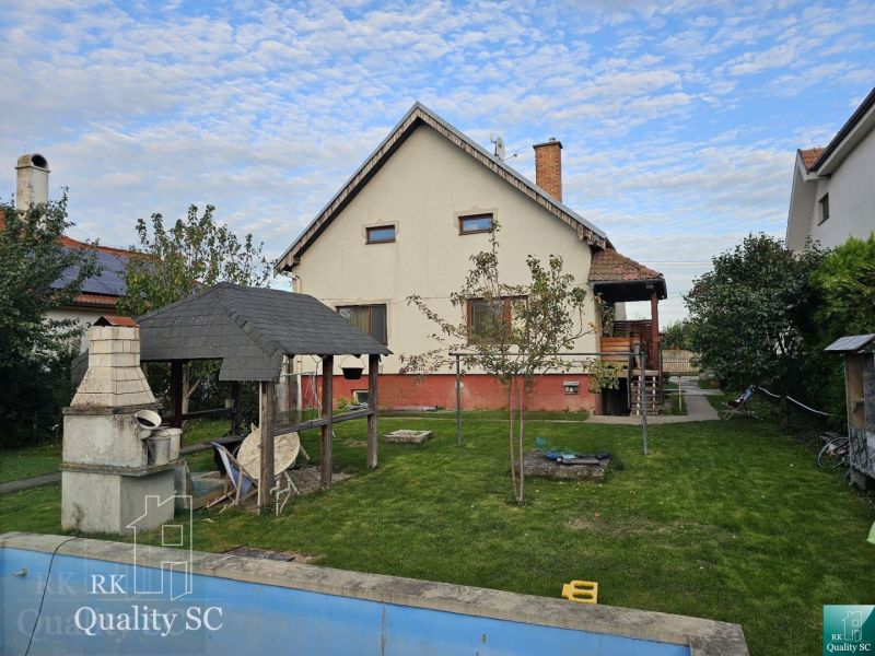 REZERVOVANÉ - NOVÁ CENA - Okr. Senec - TUREŇ - EXKLUZÍVNE NA PREDAJ ro - Rodinný dom na ulici Tureň v obci Tureň s trávnikom a altánkom.