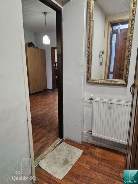 REZERVOVANÉ - NOVÁ CENA - Okr. Senec - TUREŇ - EXKLUZÍVNE NA PREDAJ ro - Interiér Rodinného domu s podlahou s dreveným dekorom, zrkadlom a osvetlením.