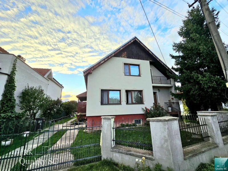 REZERVOVANÉ - NOVÁ CENA - Okr. Senec - TUREŇ - EXKLUZÍVNE NA PREDAJ ro - Rodinný dom v Tureň na ulici Tureň obklopený záhradou a modrou oblohou.