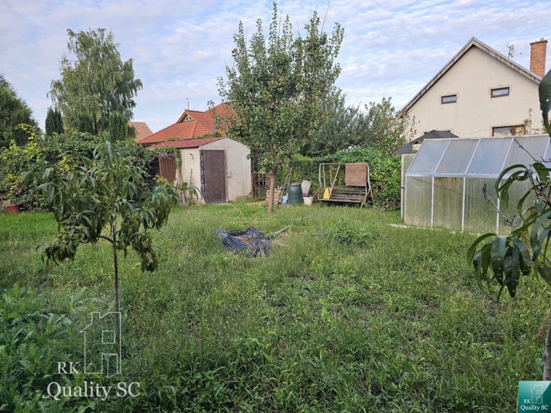 REZERVOVANÉ - NOVÁ CENA - Okr. Senec - TUREŇ - EXKLUZÍVNE NA PREDAJ ro - Záhrada rodinného domu v obci Tureň s rôznymi stromami a skleníkom.